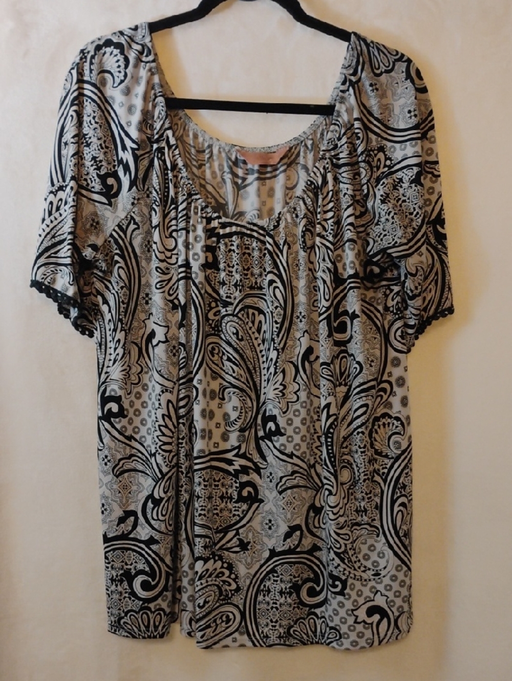Women’s Scoop Neck Paisley Print Top - Black & White 3X